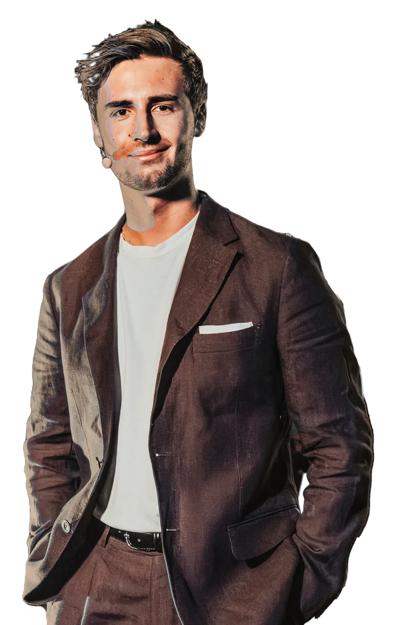 Samuel Kutger im braunen Leinenanzug