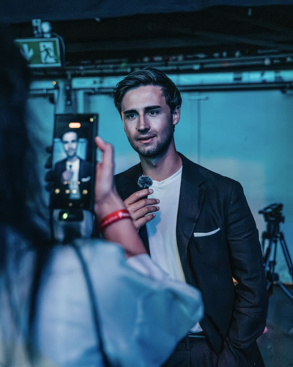 Samuel Kutger im Interview, gefilmt mit einem Smartphone