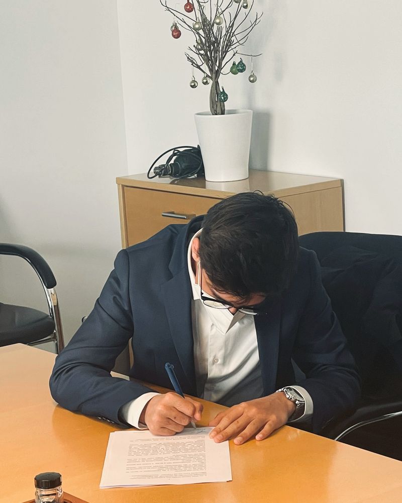 Samuel Kutger unterschreibt ein Dokument